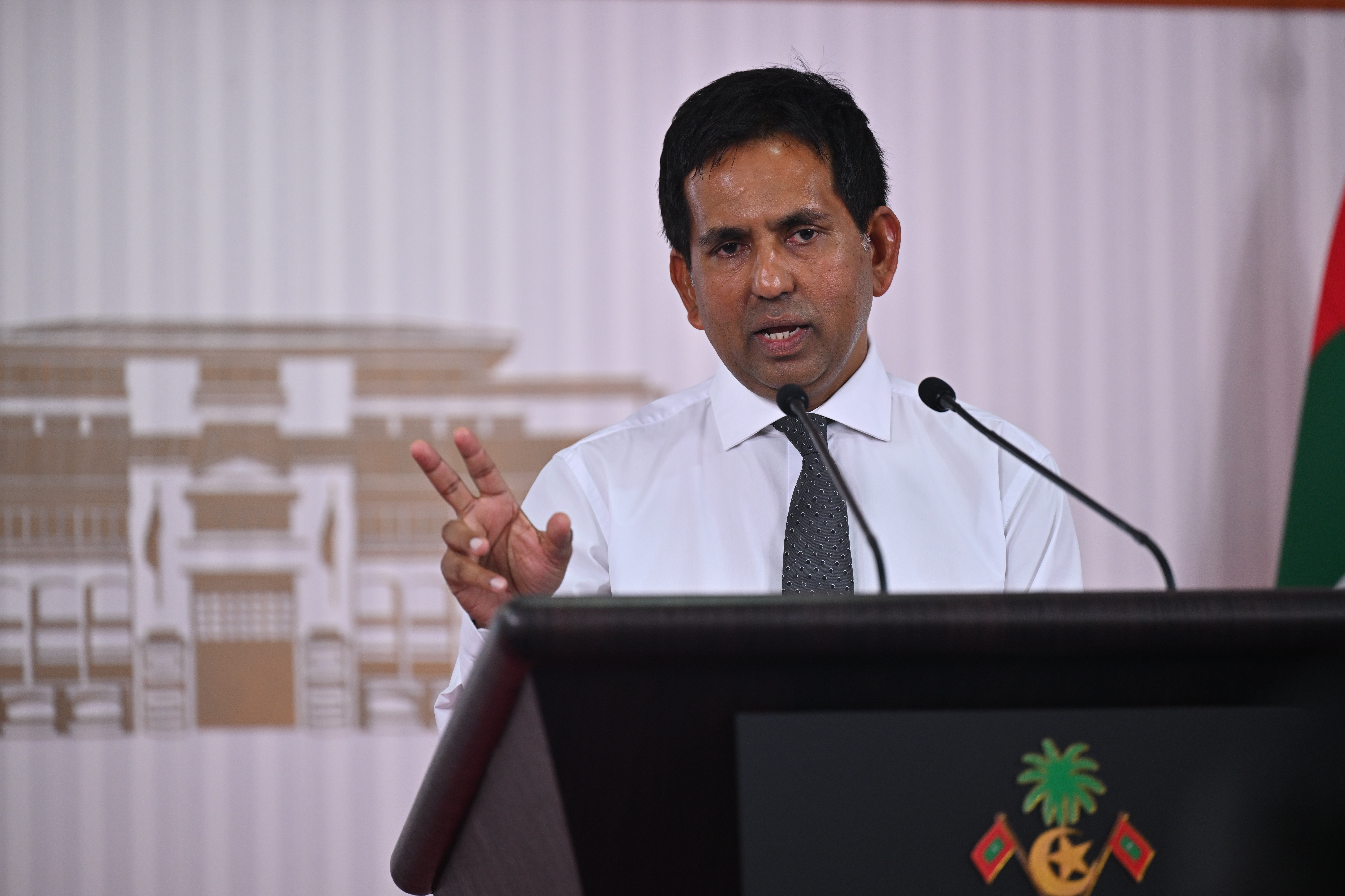 ލަންކާގައި ތާށިވެފައިހުރި 4200 ކޮންޓެއިނަރު ގެނައުން މަސައްކަތް ކުރަނީ: ވަޒީރު ސައީދު