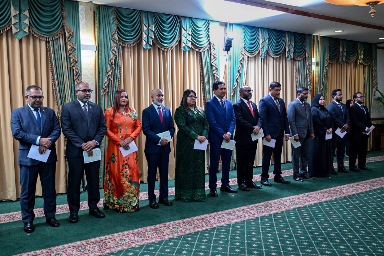 ކެބިނެޓަށް "ބޮޑު ލޮޅުމެއް": މިނިސްޓްރީތަކުގެ އަދަދު 15 އަށް ތިރިކޮށް އައު ވަޒީރުންތަކެއް 