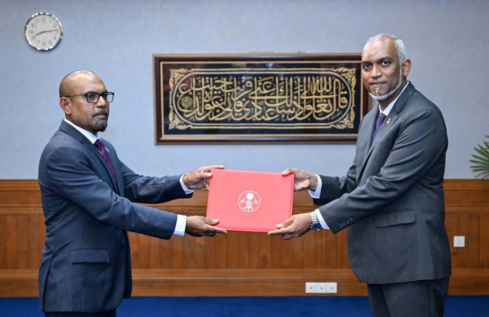 އަލަށް އައްޔަނުކުރި ޑިފެންސް މިނިސްޓަރަކަށް ހަސަން ރަޝީދު 