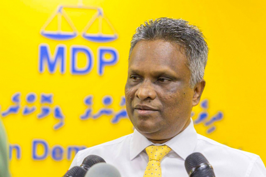 އެމްޑީޕީގެ އިހުތިޖާޖުގައި މާލެ ސިޓީގެ މޭޔަރު އާޒިމްއަށް ހަމަލާދީފި