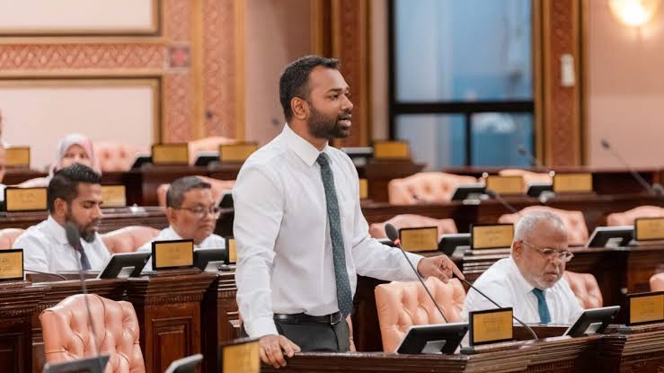 ނަޝީދަށް އާންމު މެންބަރުން މާފަށް އެދެން ނުޖެހޭ: މީކާއިލް