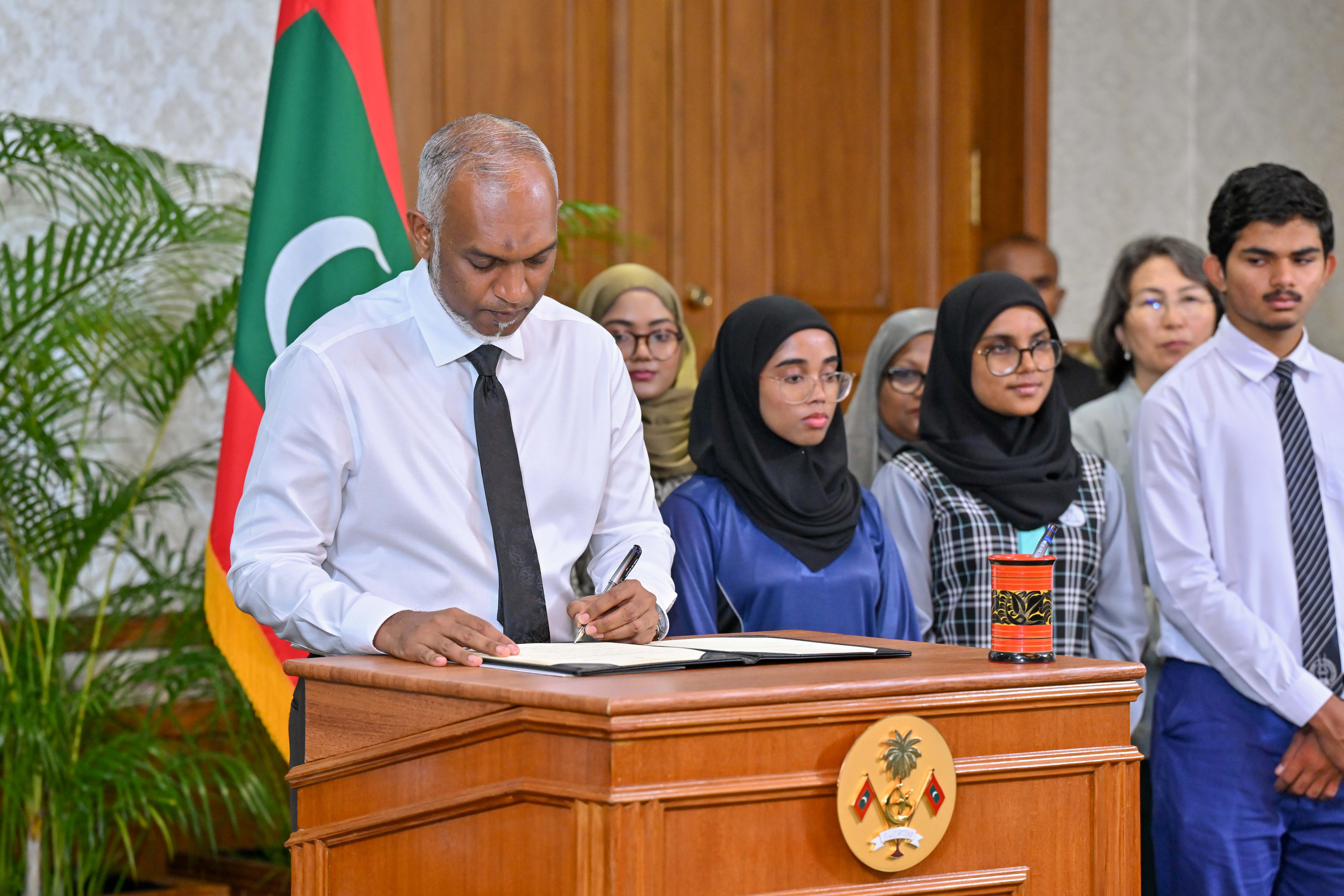 ދުންފަތުގެ ނުރައްކަލުން ޒުވާން ޖީލު ރައްކާތެރިކުރުމުގައި ދެމިތިބޭނަން: ރައީސް