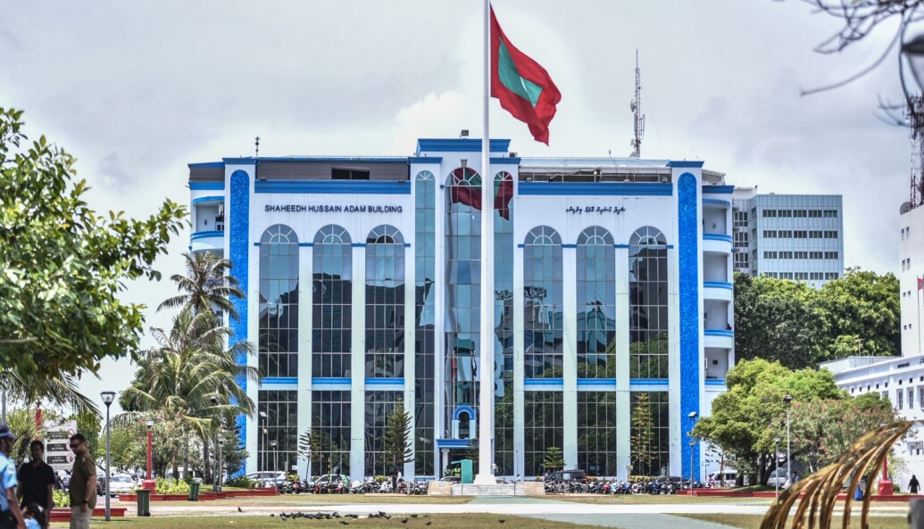 ފުލުސް އޮފިސަރެއްގެ މައްޗަށް ކުޑަކުއްޖަކަށް ޖިންސީ ގޯނާކުރިކަމުގެ ތުހުމަތުގައި ތަހުގީގު ހިންގަނީ