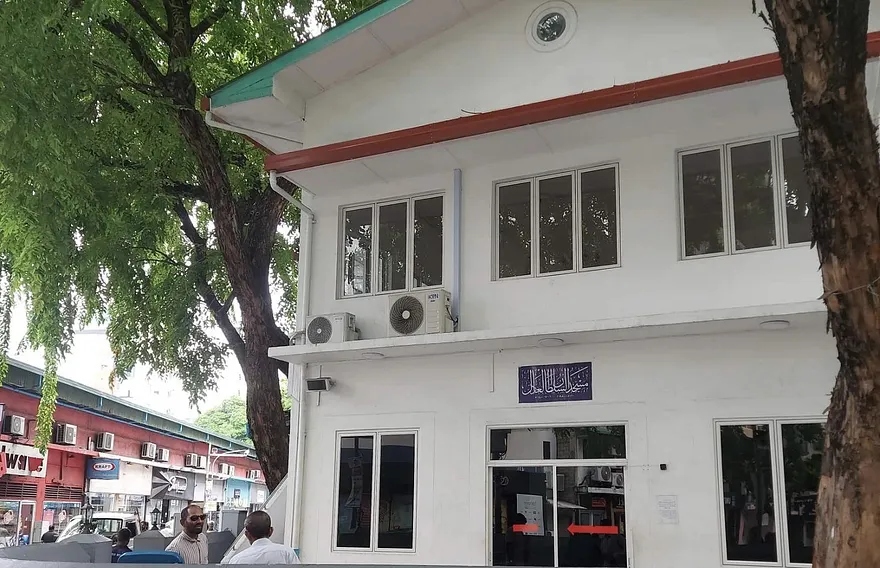މަސްޖިދުލް އާދިލްގެ ސައުންޑް ސިސްޓަމްގެ ކޭބަލް ވަގަށް ނަގުން މޭޔަރު ކުށްވެރިކުރައްވައިފި