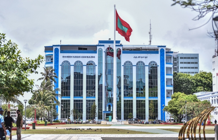 ހޯމް މިނިސްޓަރު އެދިވަޑައިގެންނެވި ގޮތަށް، ފުލުހުން ޝަމްޢާންގެ ވާހަކަތައް ދޮގުކޮށް ބަޔާނެއް ނެރެދީފި: ތުހުމަތުތަކަށް އިތުރު ބާރެއް