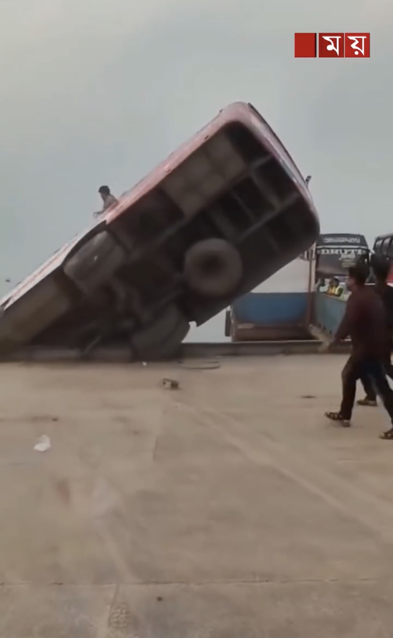 ބަންގްލަދޭޝްގައި ފަސިންޖަރުން އުފުލާ ބަހެއް ކޯރެއްގެ ތެރެއަށް ވެއްޓުން.