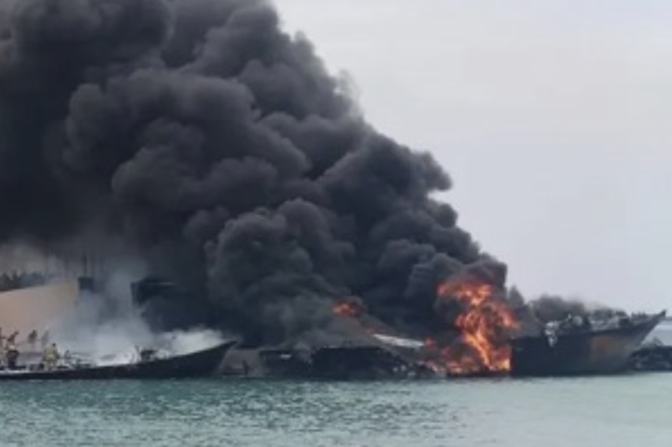 ފ. ފީއަލީ ބަނދަރުގައި އޮތް ތެޔޮ އުފުލާ ދޯންޏެއްގައި އަލިފާން ރޯވެ، އަލިފާންގަނޑު ފެތުރި ކައިރީގައި އޮތް އިތުރު ތިން ދޯންޏެއްގައި ރޯވެ ވަނީ އަނދާފައި. މި ހާދިސާގައި ބިދޭސީއަކަށް ވަރަށް ބޮޑަށް ފިހިގެން ދަނީ ފަރުވާދެމުން.