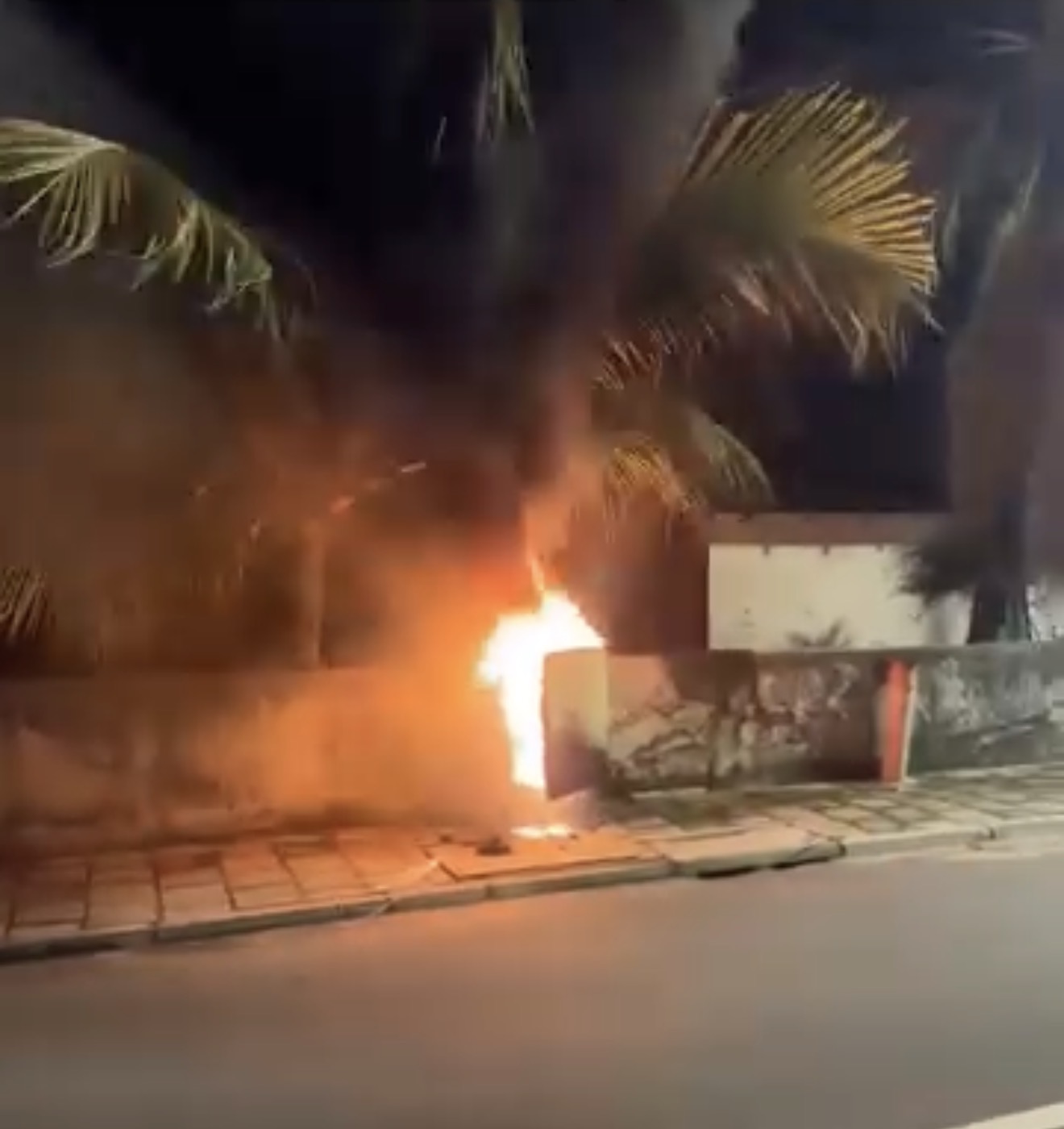 ފުވައްމުލަކު ކަރަންޓު ފޮއްޓެއްގައި ރޯވެ އަނދާ މަންޒަރު.