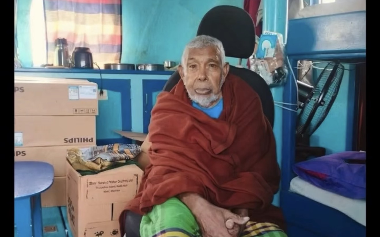 ލ. މާމެންދޫ ކައިރިން ބަންޑުން ޖަހާލި "އުދަރެސް" ބޯޓުން ކަނޑަށް ގެއްލުނު އުމުރުން 81 އަހަރުގެ އިސްމާއިލް އަފީފް، ކަނޑުމަތީގައި ޕެލެޓެއްގެ އެހީގައި ގާތްގަނޑަކަށް 12 ގަޑިއިރު ހޭދަކުރަނިކޮށް ބަޔަކަށް ފެނިގެން ސަލާމަތްކޮށްފި