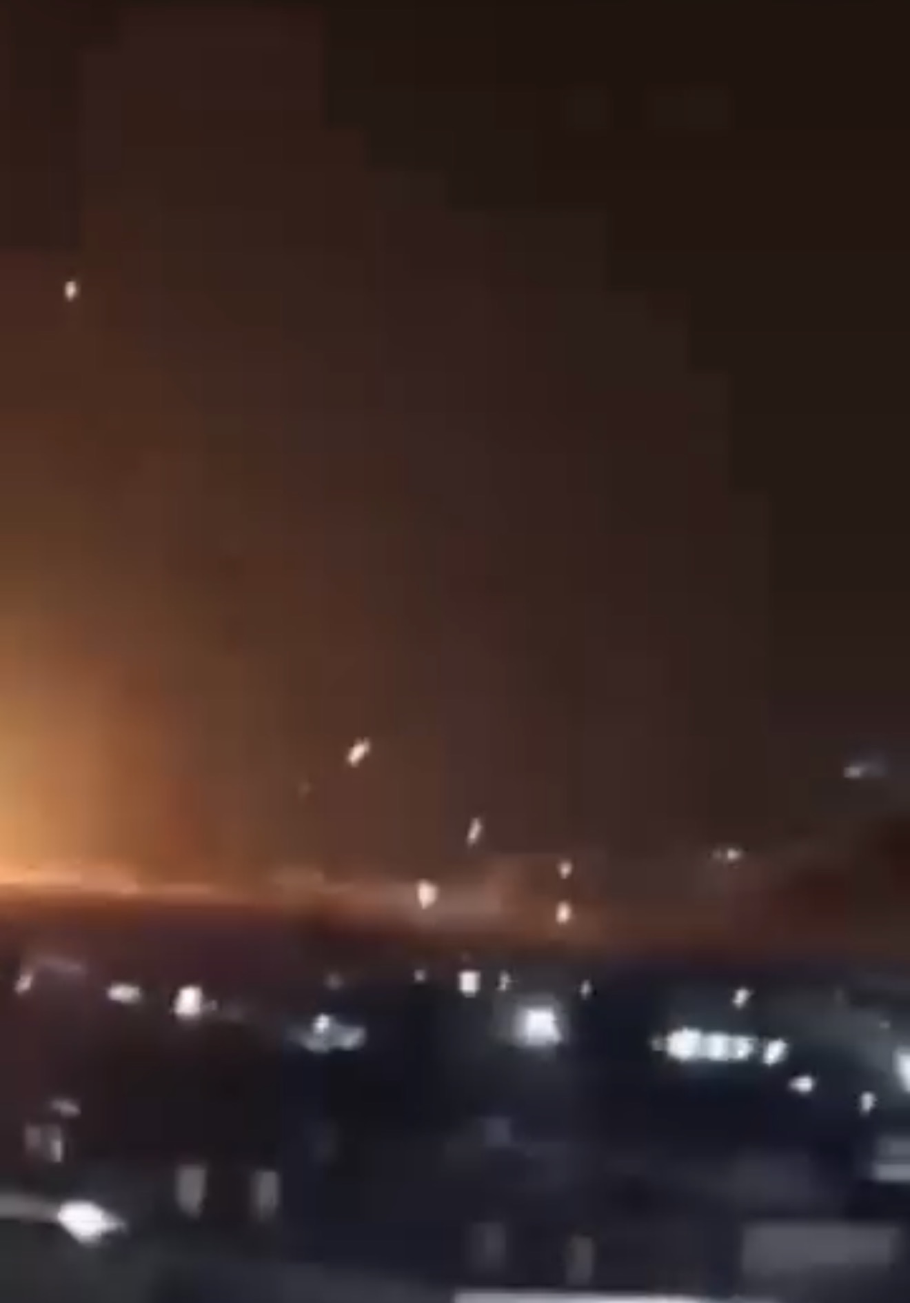 އީރާނުން  މިވަގުތު  އިޒްރޭލަށް  ވަރުގަދަ  ހަމަލަތެއް  ދެމުންދާ  މަންޒަރު  ފެންނަ  މި  ވީޑިއޯއިން  އިޒްރޭލްގެ  ދިފާއީ  ނިޒާމް  ޕެރެލައިޒްވެފަ  އޮތްކަން  ވަރަށް  ސާފުކޮށް  އިނގޭ