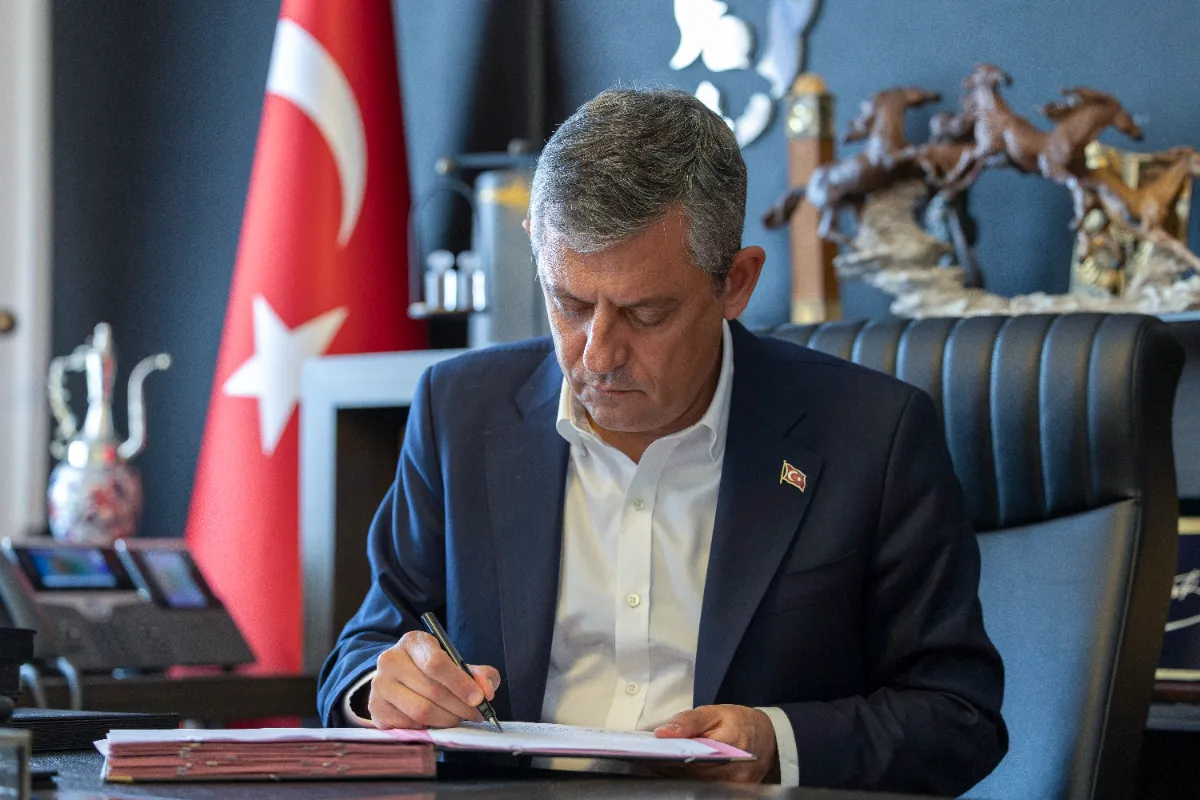 Özgür Özel ve 90 milletvekili CHP’den istifa etti