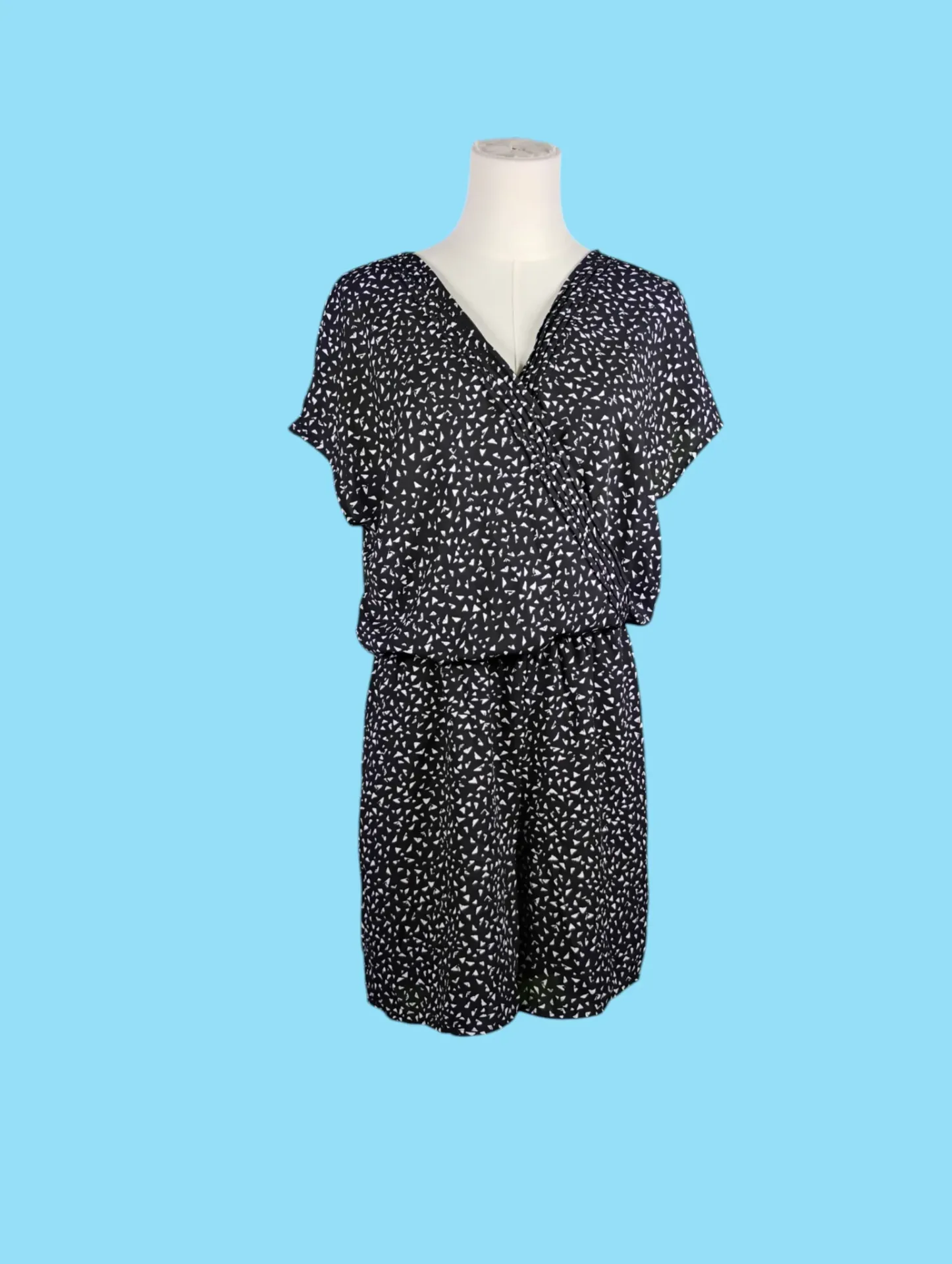 Decree Women's Black & White Patterned V-Neck Short Sleeve Romper Size L