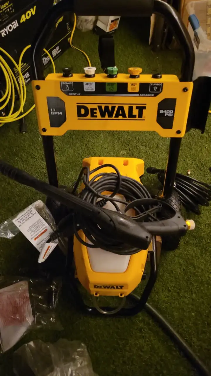 DEWALT DWPW2400 Electric Pressure Washer 2400 PSI 1.1 GPM Cold Water thumbnail 5