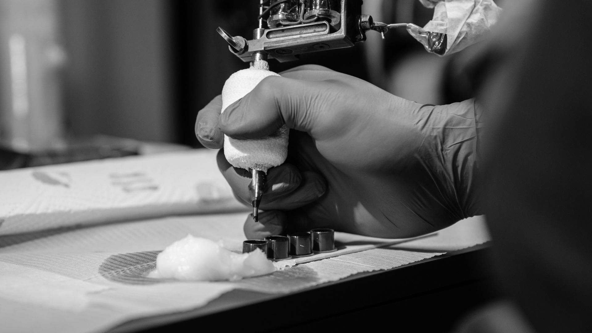 Hombre tatuando la espalda de una persona