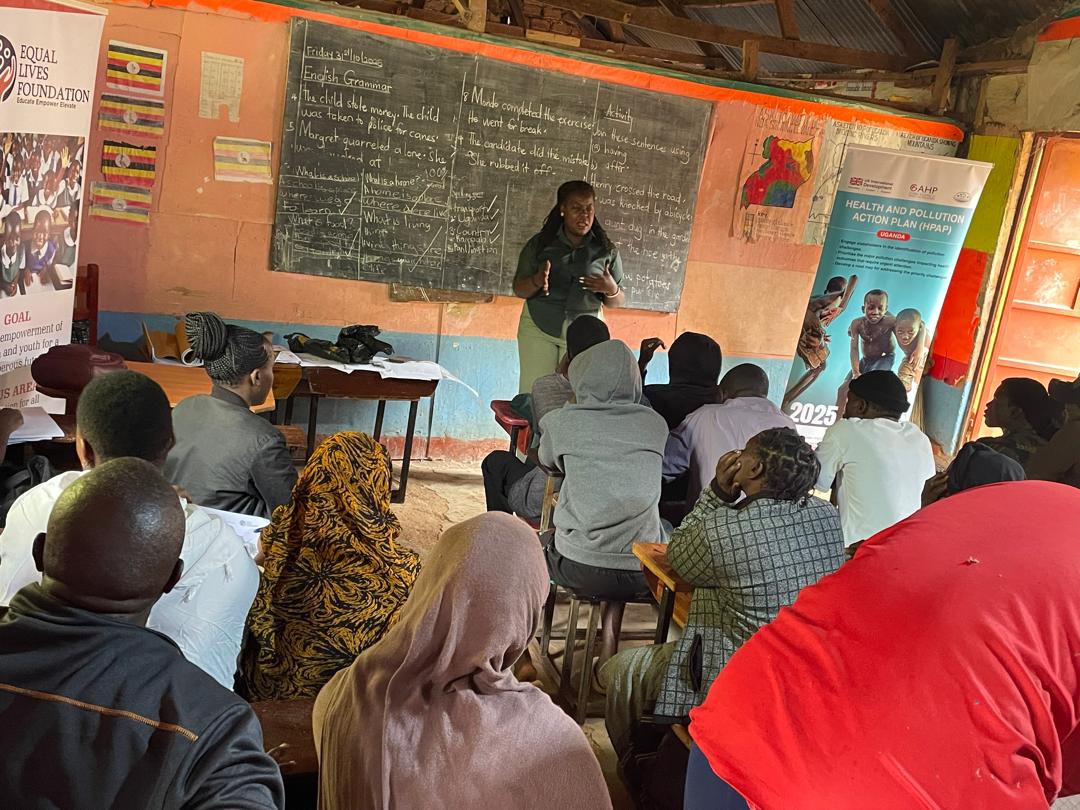 A session leader shares valuable insights with the community.