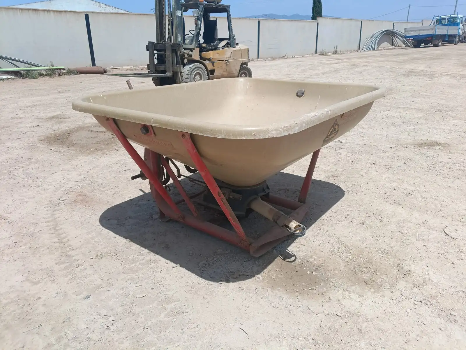 Abonadora agrícola con tolva de 120x120 cm - vista 2