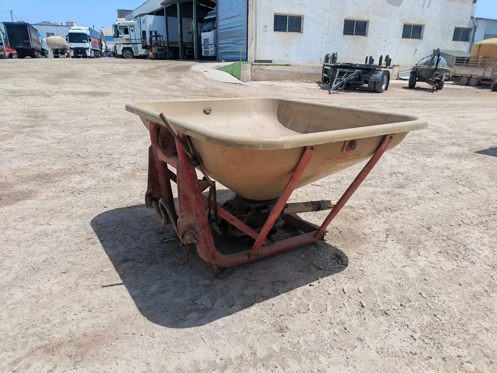 Abonadora agrícola con tolva de 120x120 cm - vista 3