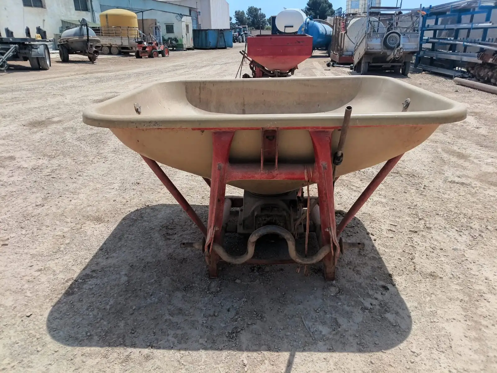 Abonadora agrícola con tolva de 120x120 cm - vista 4