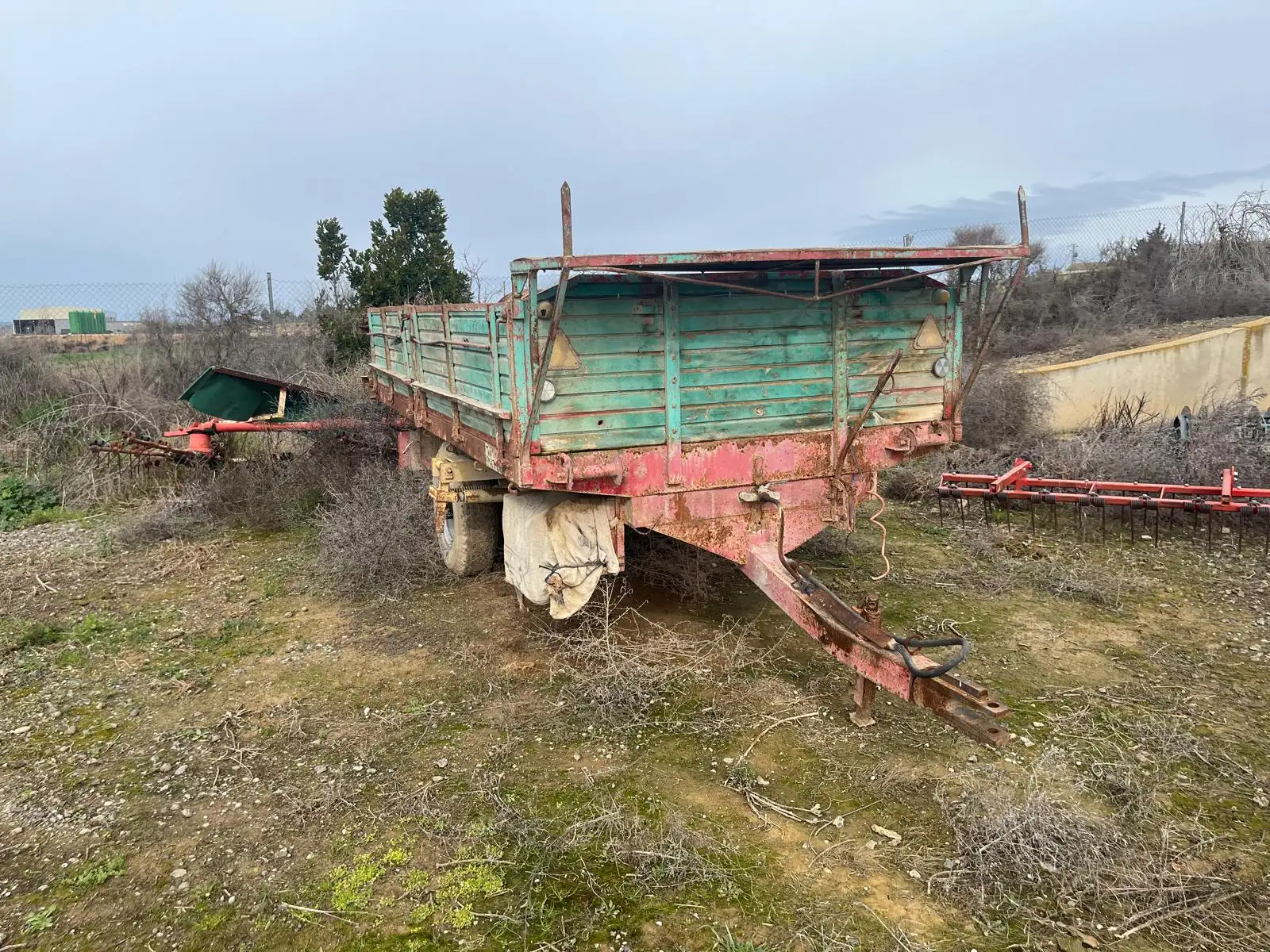 Remolque agrícola con laterales de madera - Imagen del producto