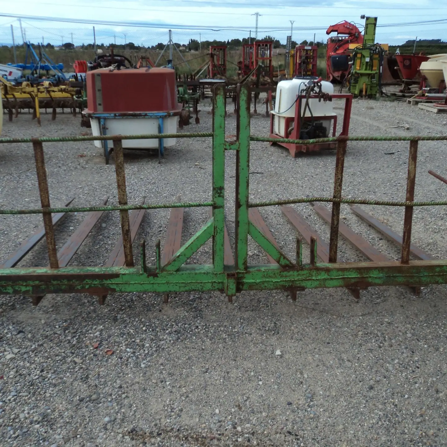 Rastrillo para leña o poda de 2,50m y 1,9m de púa - Imagen del producto