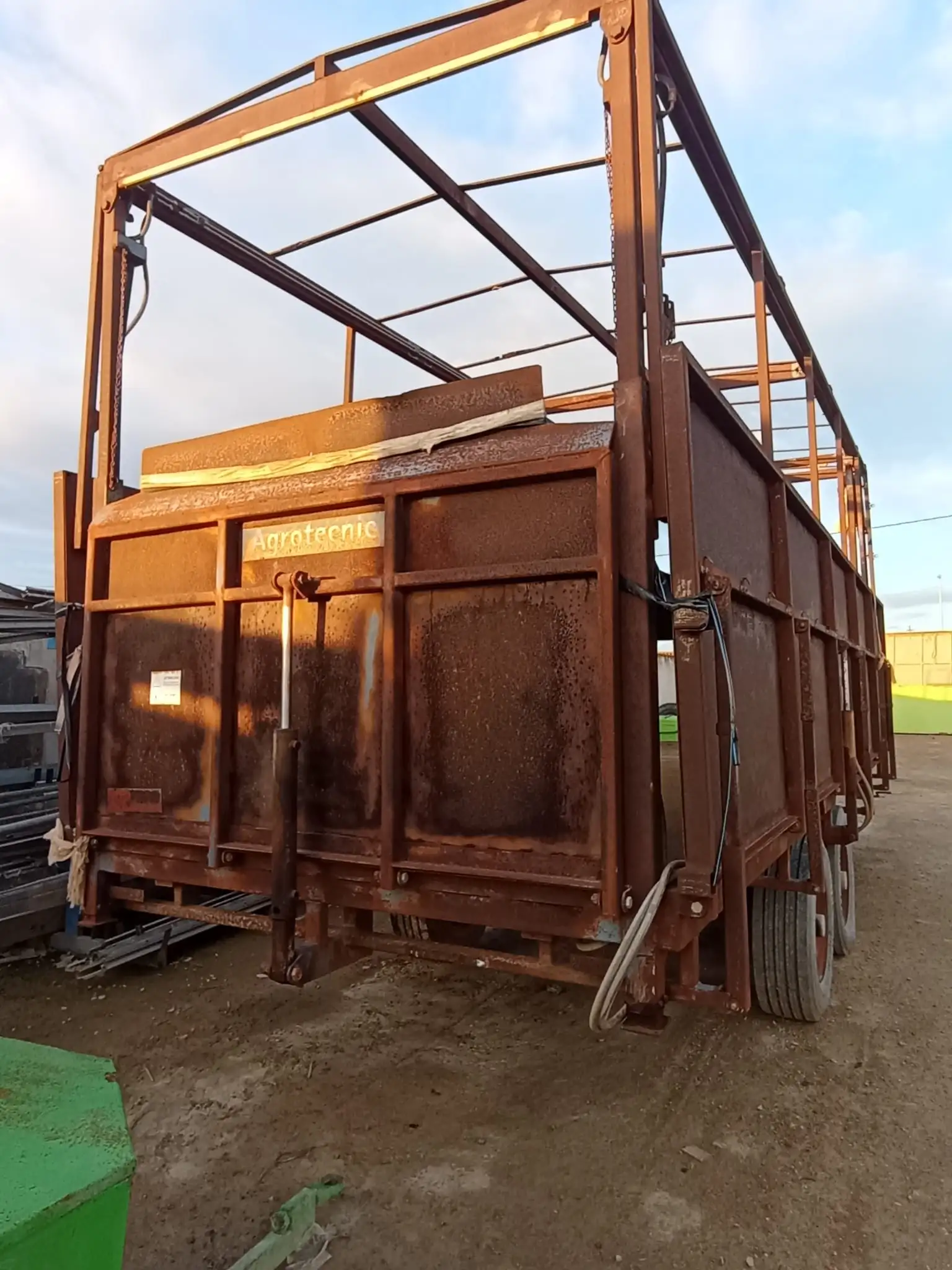 Remolque frutero de 2 ejes de 7000x2500x1300+1300 | remolques-agricolas