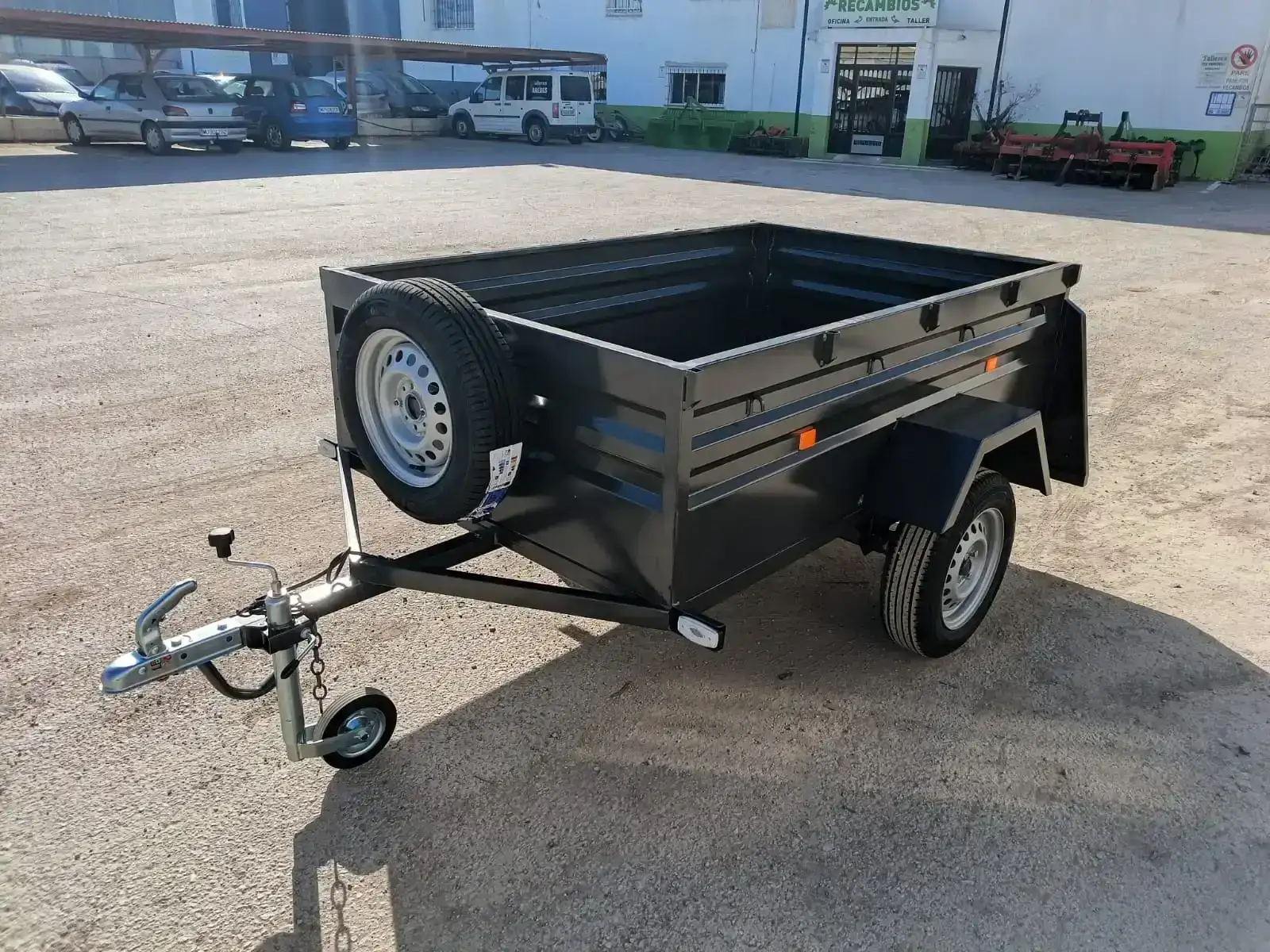 Remolque caja fija 1 eje 2000x1300x500 | Caja fija ruedas por fuera