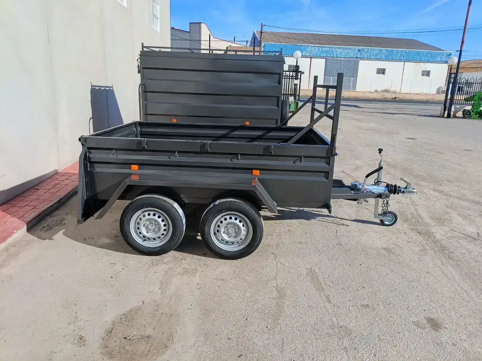 Remolque caja fija 2 ejes 2200x1400x500 | Caja fija ruedas por fuera