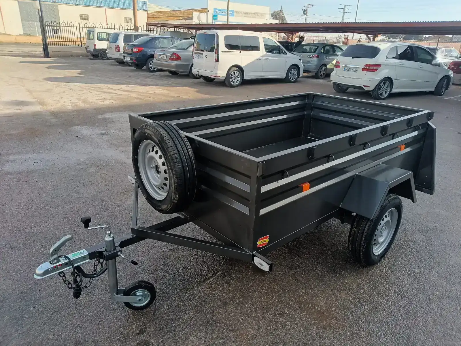 Remolque caja fija 1 eje 2200x1300x500 | caja-fija-ruedas-por-fuera