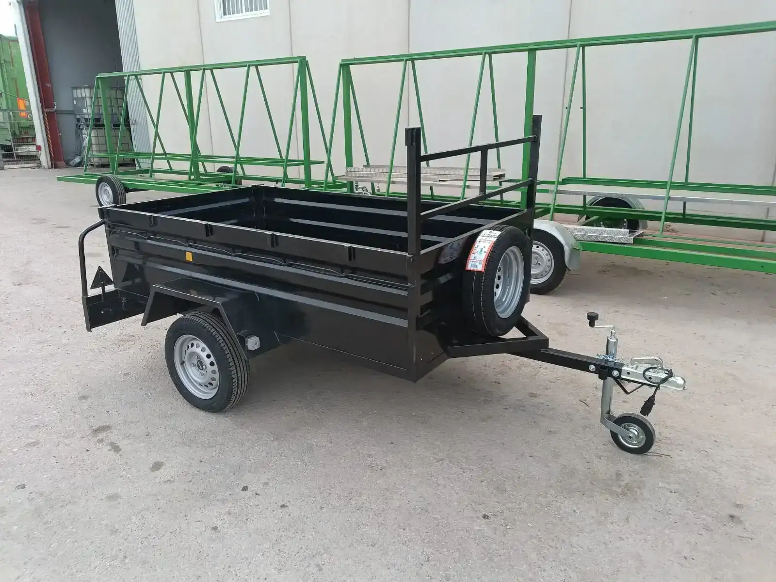 Remolque caja fija 1 eje 2300x1300x520 | Caja fija ruedas por fuera