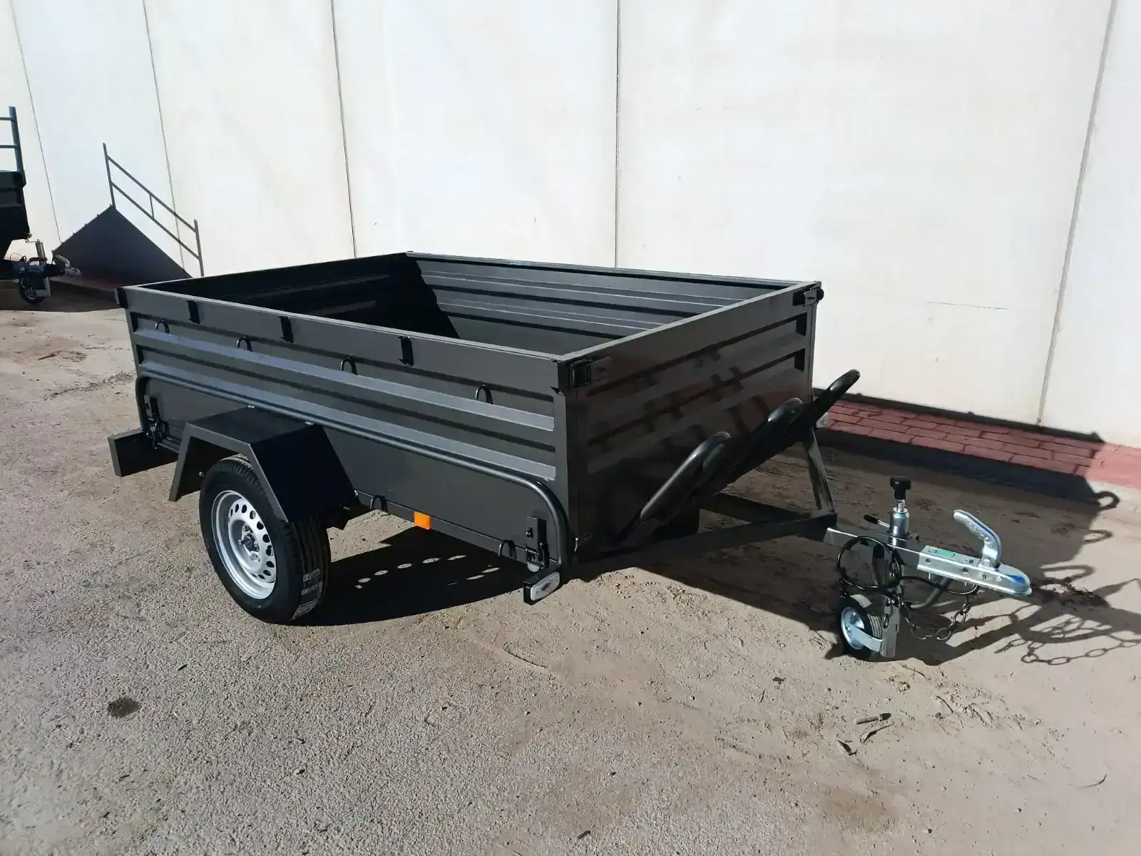 Remolque porta motos + carga 2200x1400x500 | caja-fija-ruedas-por-fuera