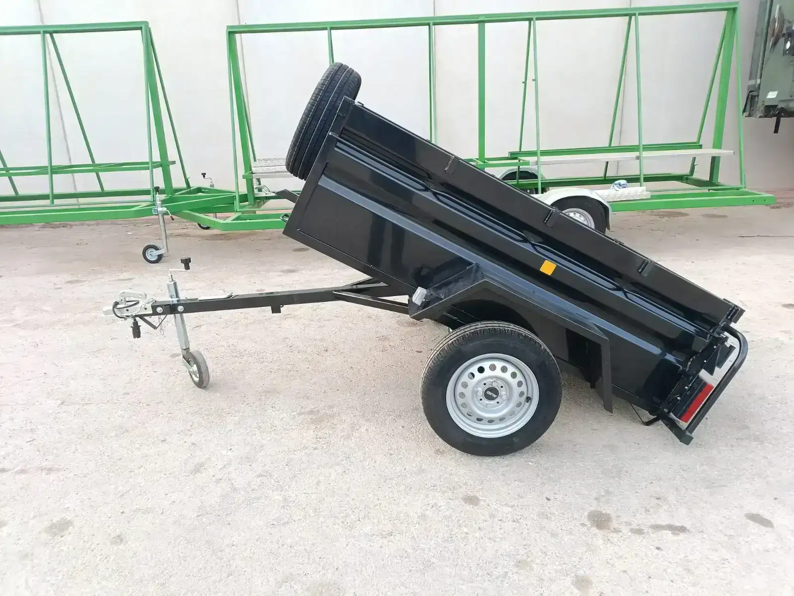 Remolque semibasculante 1 eje 1800x1300x520 | Basculante ruedas por fuera