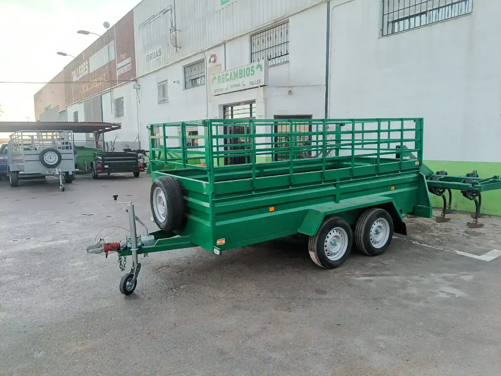 Remolque caja fija 2 ejes 3500X1600X600+600 | Caja fija ruedas por fuera