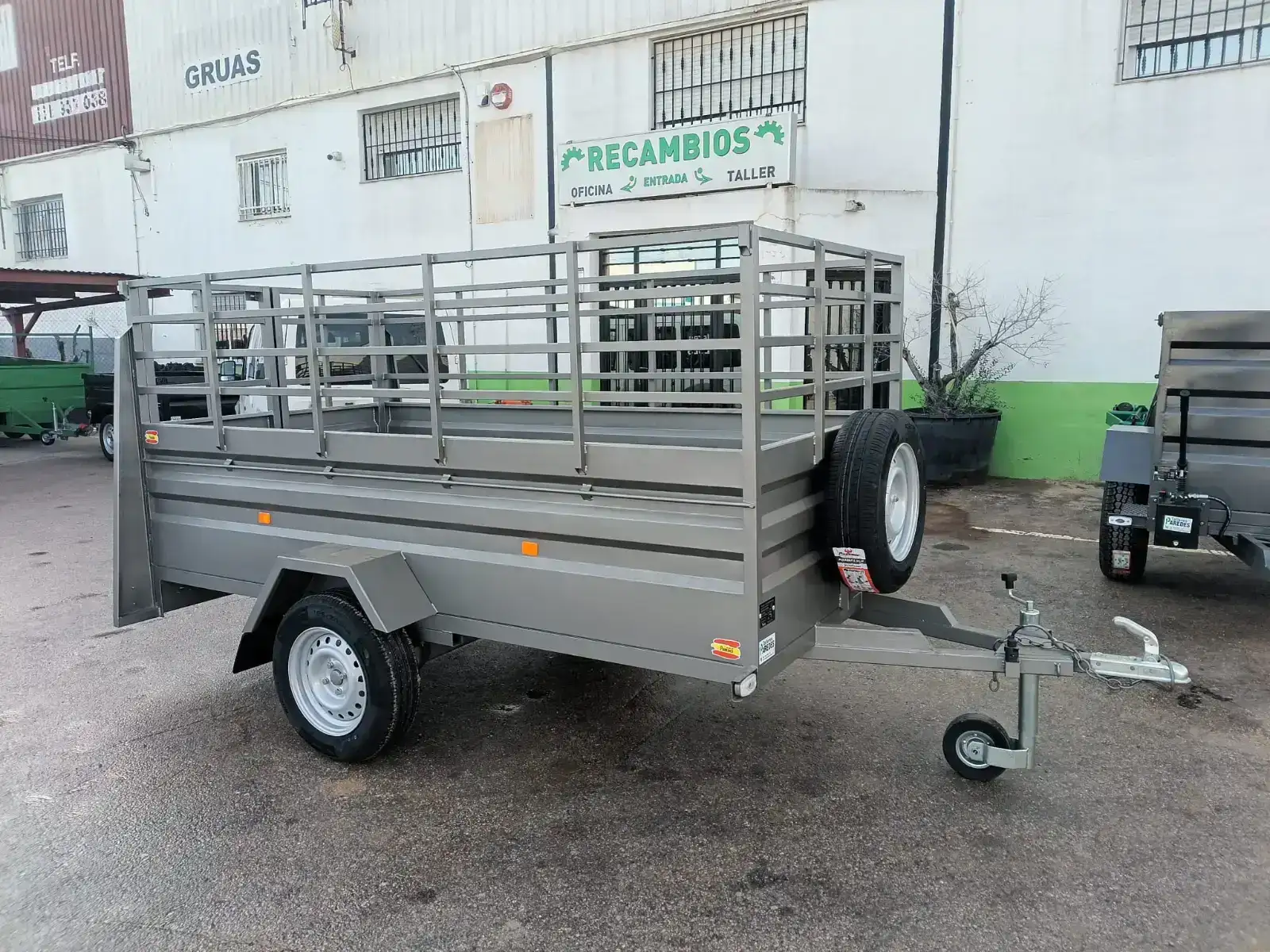 Remolque caja fija 1 eje 2900x1500x500+500 | Caja fija ruedas por fuera