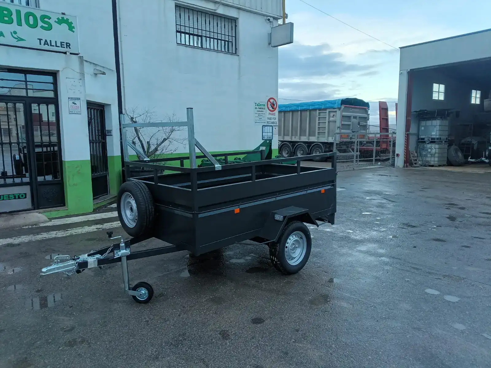 Remolque caja fija 2200x1300x500x200 1 eje | Caja fija ruedas por fuera