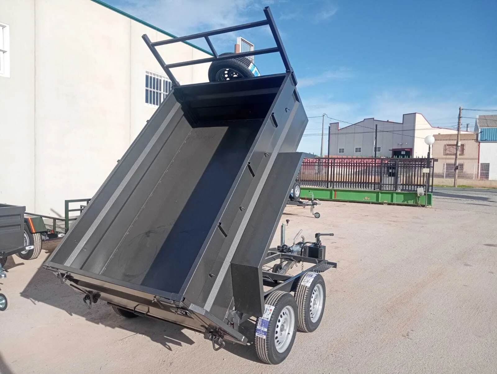 Remolque basculante hidráulico 2200x1400x500 - vista 2