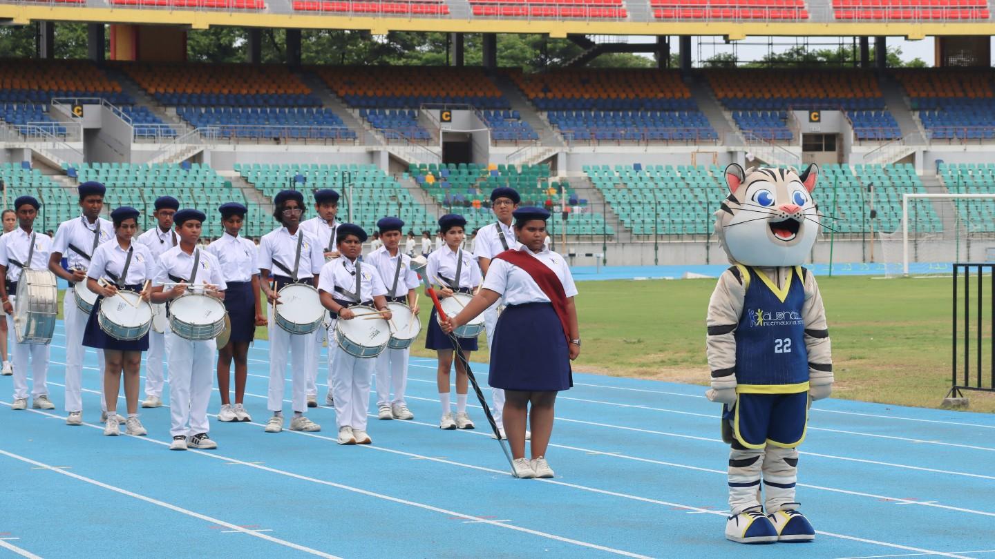 students running race