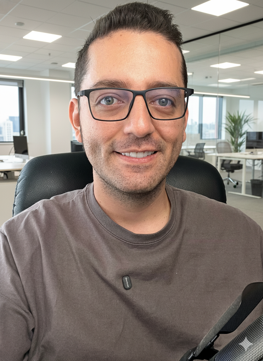 Retrato profesional de Néstor Usa, Founder en Tinnit Comunicación