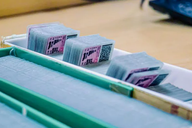 Assistance in the final step: collecting your new license card.