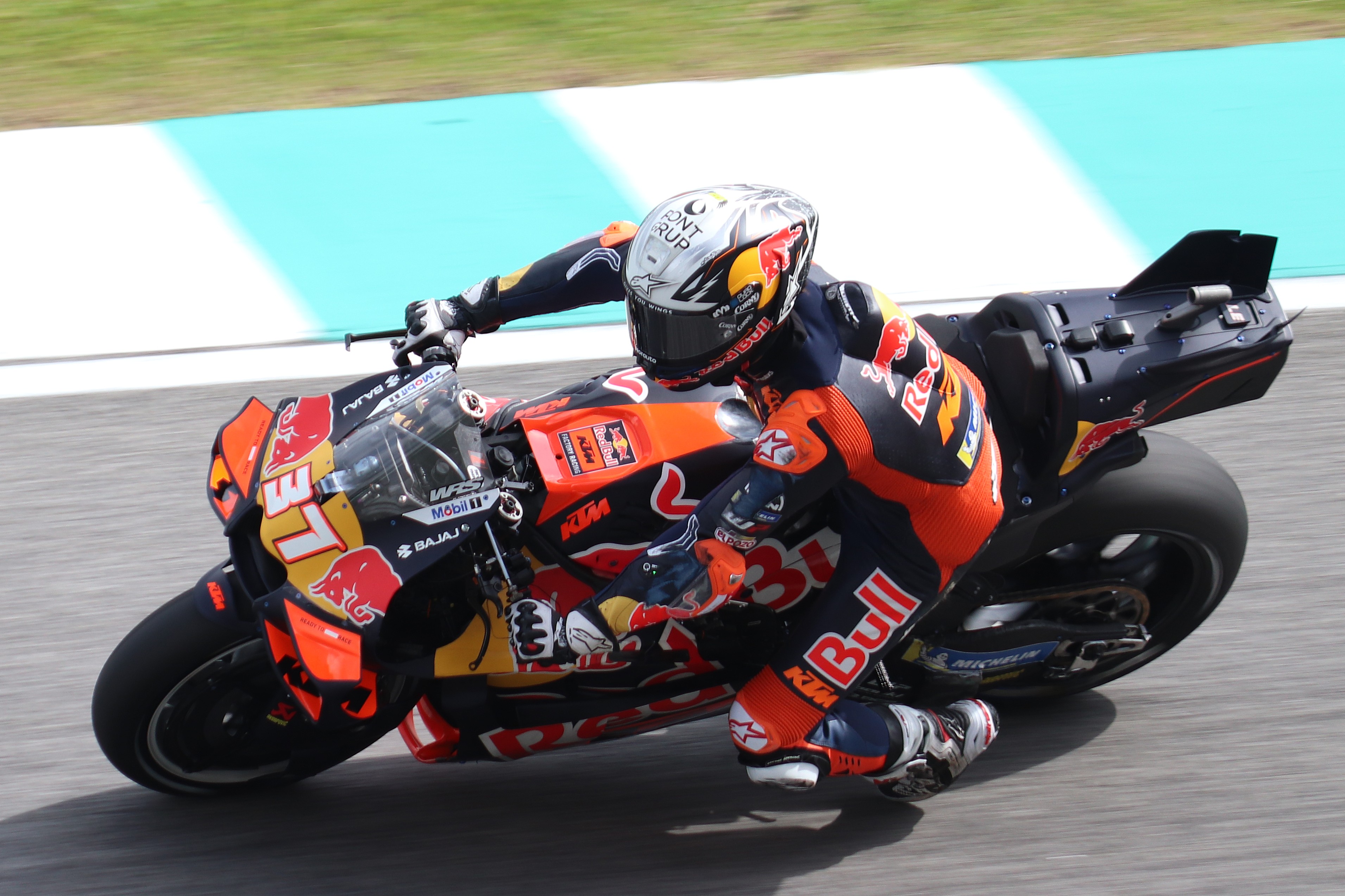 Acosta se cayó liderando a tres vueltas del final y Martín le quitó el Mundial a Márquez