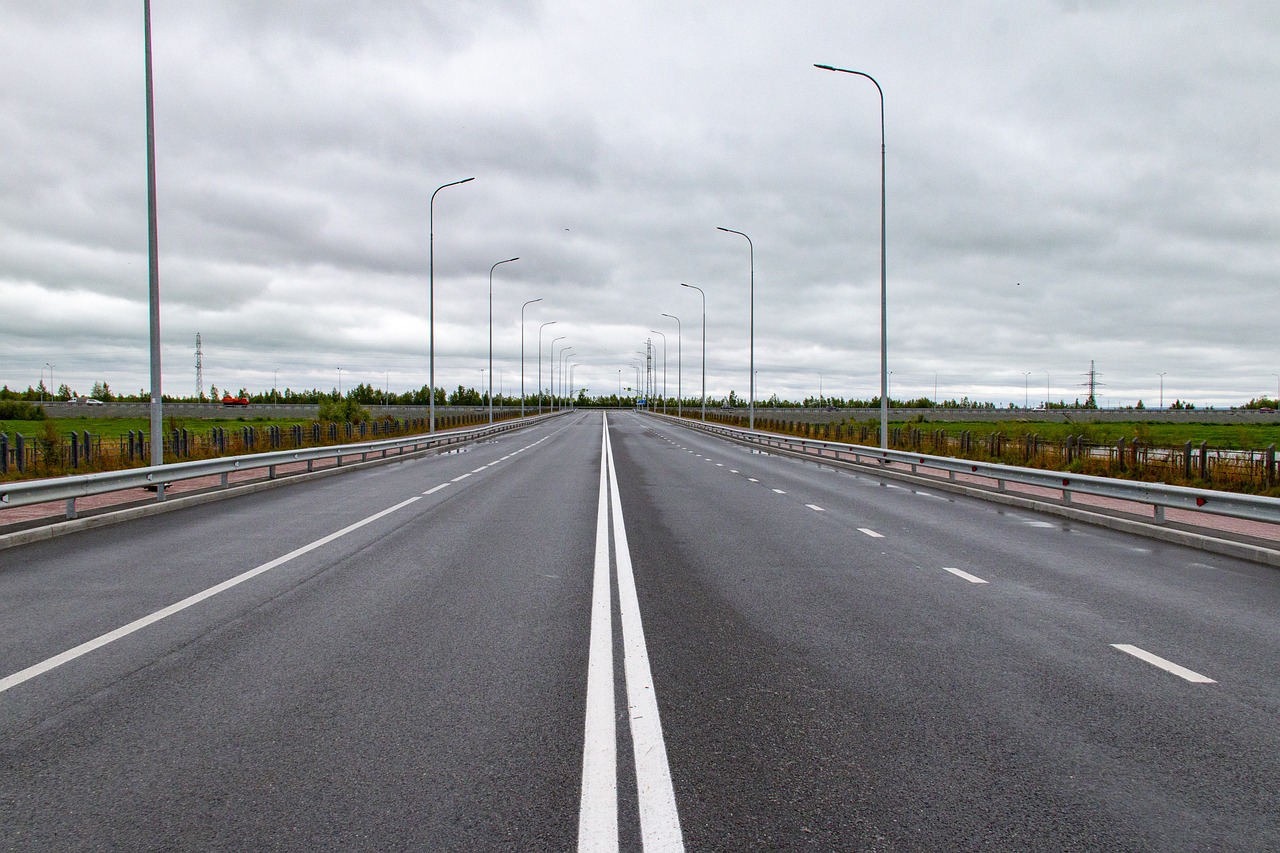 Autovía de dos carriles por sentido con las líneas de separación bien visibles