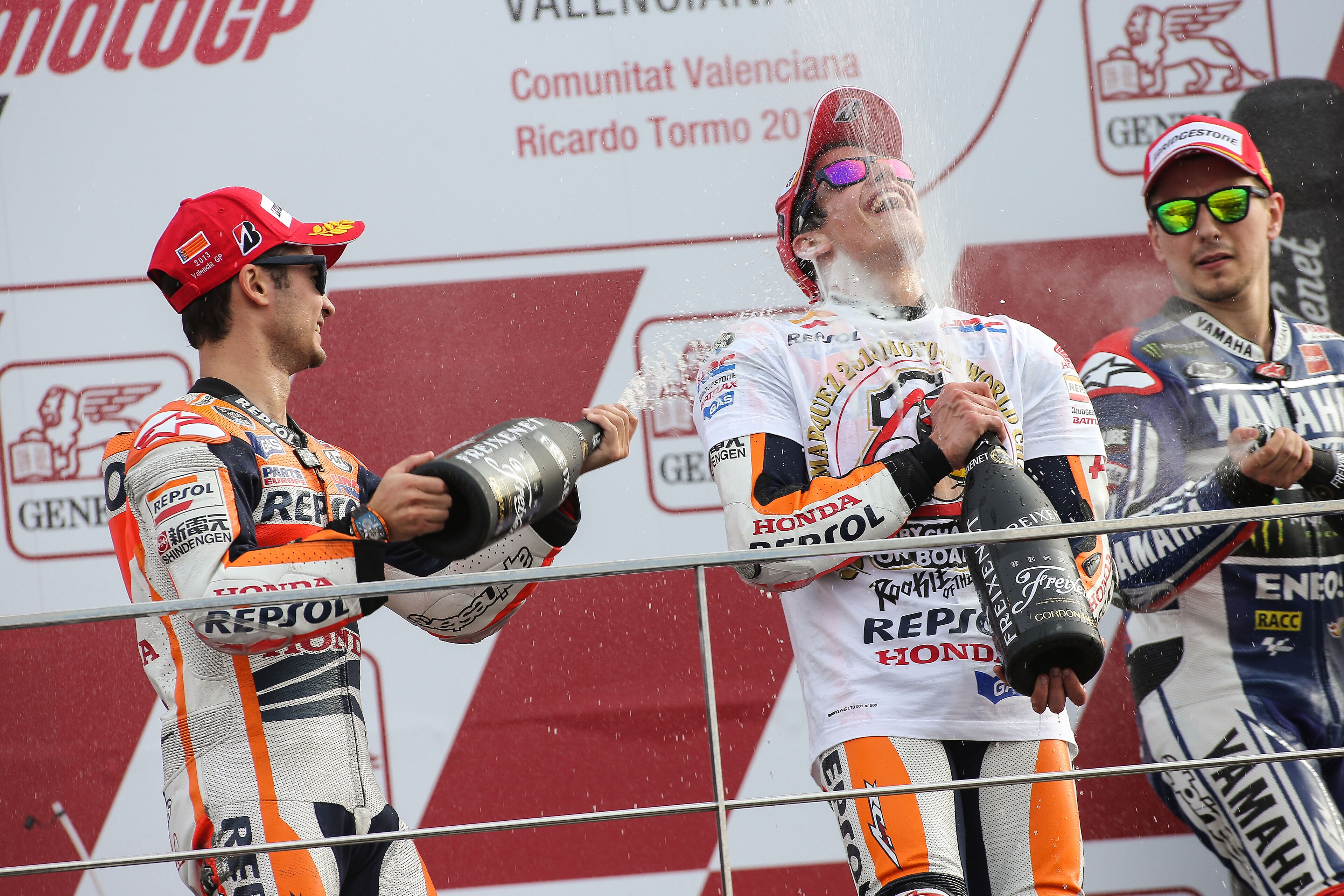Pedrosa, Márquez y Lorenzo celebran en el podio de Valencia 2013, con Márquez campeón