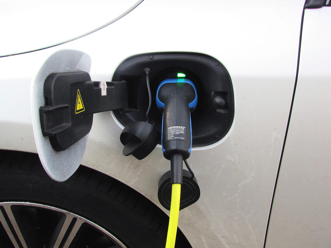 Cuánto cuesta cargar un coche eléctrico en casa y en la calle