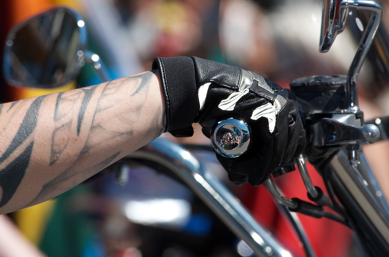 Guantes y calzado cerrado obligatorios en moto desde octubre