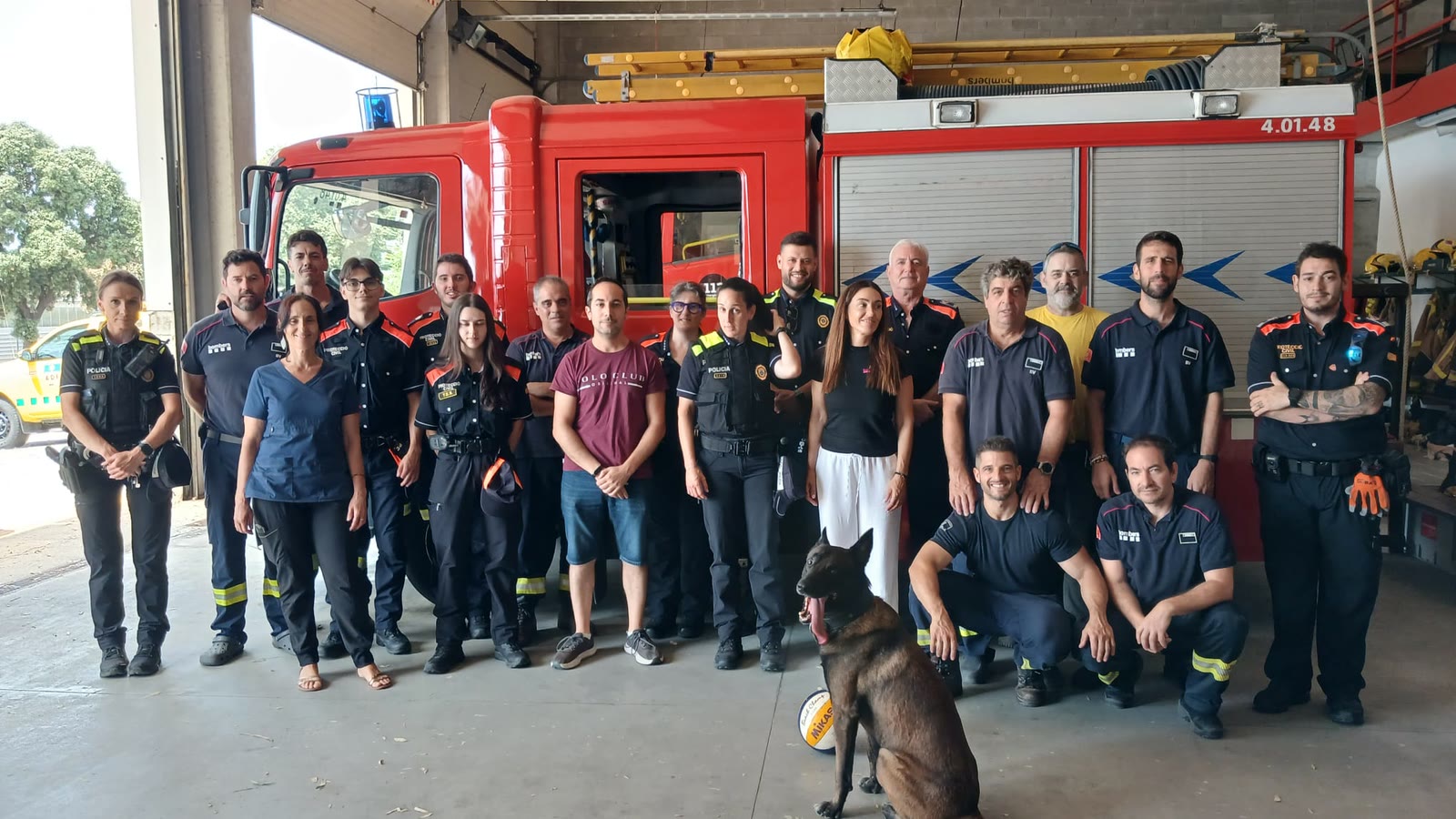 Bomberos, policías y Protección Civil se forman en primeros auxilios para mascotas en Arenys de Mar