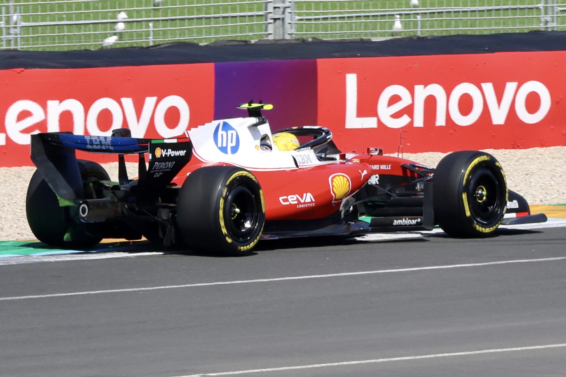 Hamilton chocó, le dijeron cuatro veces que parara y siguió: "El coche anda"