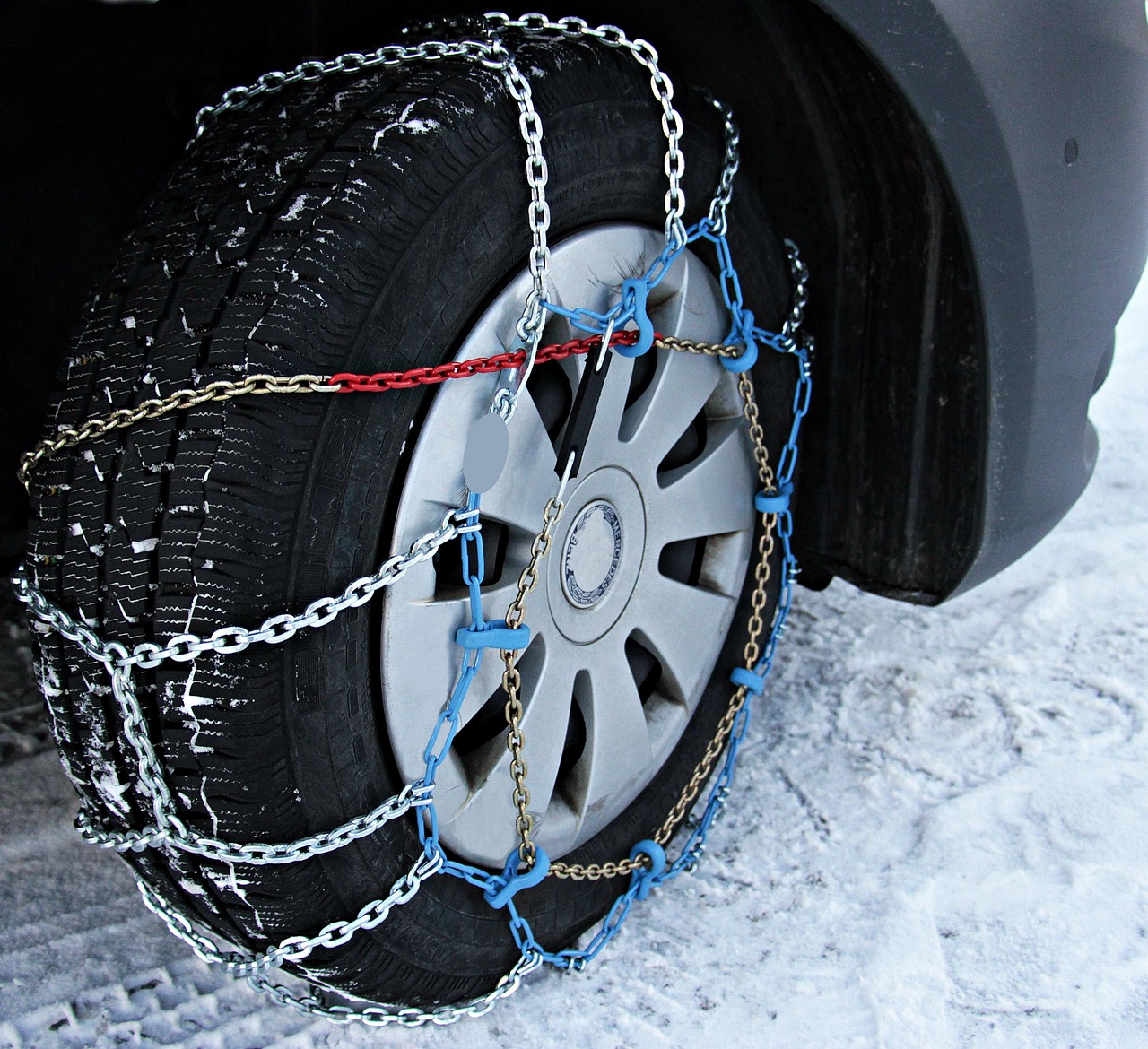 Las mejores cadenas de nieve para coche en 2026: metálicas, de fácil montaje