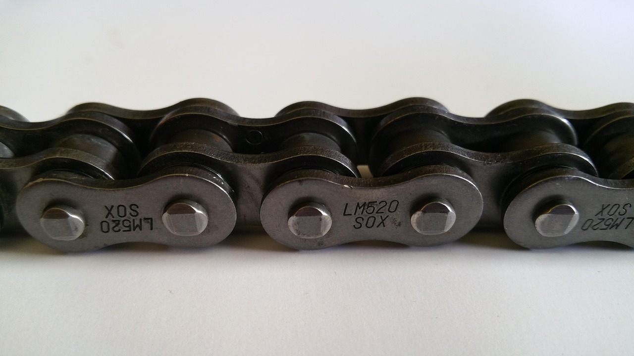 Cómo tensar y lubricar la cadena de la moto (y cada cuánto)
