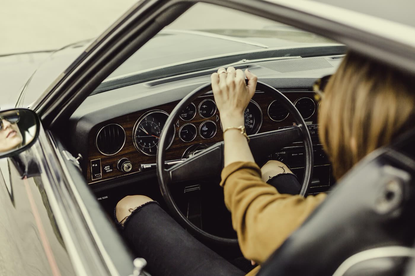 Manos de un conductor sobre el volante vistas desde el asiento del acompañante