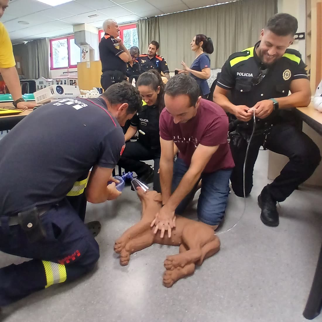 Participantes practicando compresiones torácicas sobre un maniquí de perro