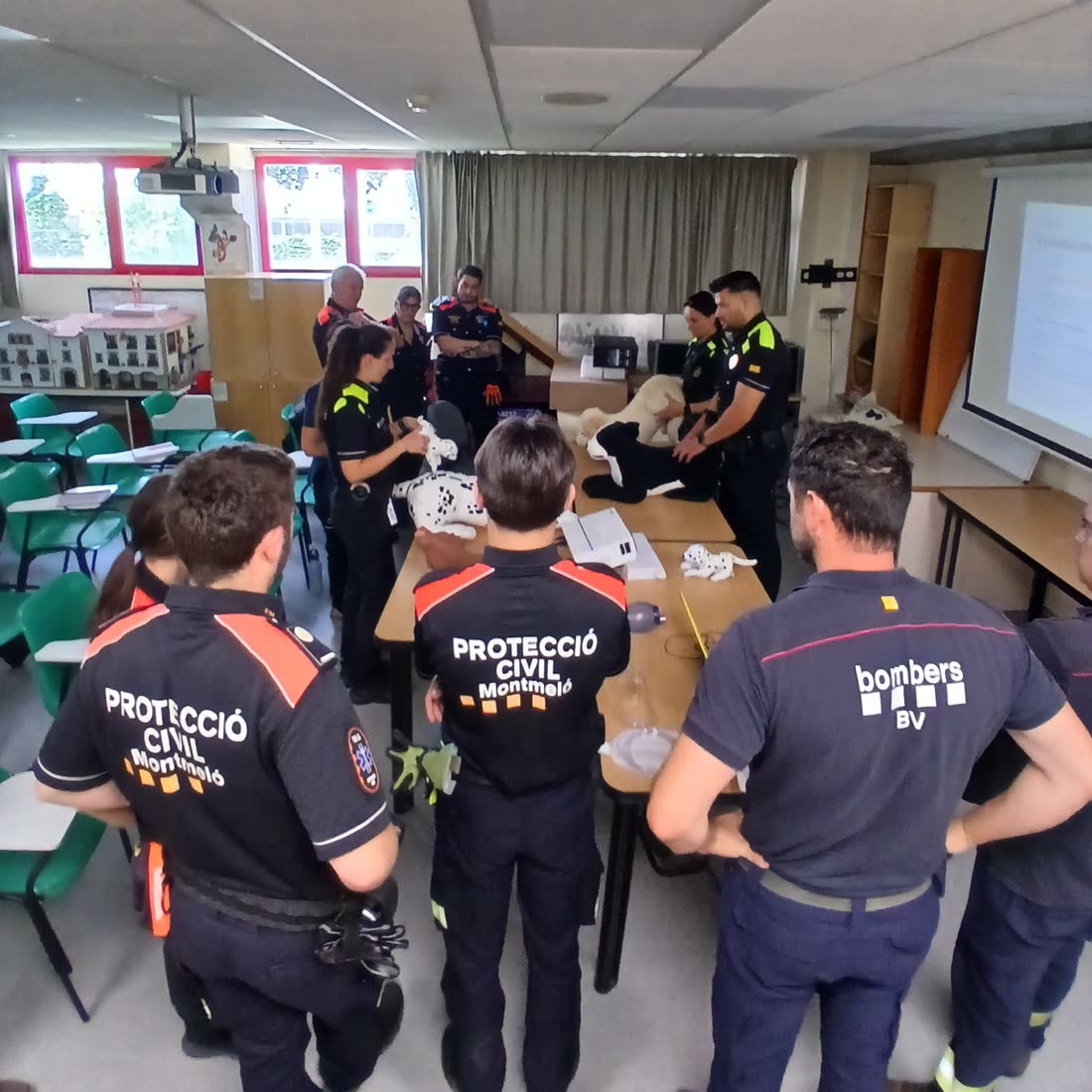Voluntarios de Protección Civil de Montmeló y bomberos durante la formación